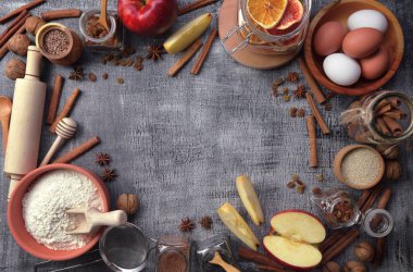 Ev pişirme yemek. Koyu ahşap mutfak masasında kuru üzüm ve elma ile ev yapımı gıda maddeleri. Geleneksel tatlı. Düz yatıyordu gıda arka plan. Üstten görünüm. 