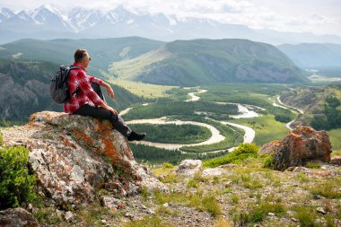 Sırt çantasıyla dağlarda gezen bir adam Seyahat yaşam tarzı başarı konsepti açık havada macera konsepti.