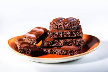 Gri yüzeydeki çikolata kalıplarının yakın plan görüntüsü.