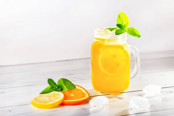 Glas Met Limonade Mojito Cocktail Met Citroen Munt Koud Verfrissend — Stockfoto