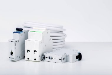 Elektrik şalteri ve kablo beyaz arkaplanda kopyalama alanı ile.