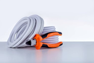 Gri yüzeyde metin için yeri olan elektrik kabloları ve araçlar.
