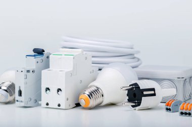 Gri arkaplanda elektrikli ekipman.