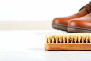 Yerde fotokopi alanı olan ayakkabıları fırçala. Deri bot temizleme konsepti.