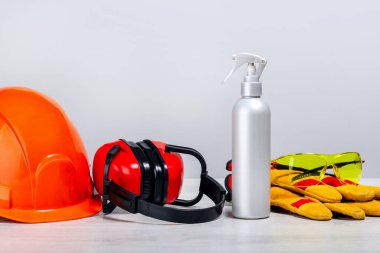 Endüstriyel koruyucu kıyafet. İş güvenliği, koruyucu giysiler. Dezenfeksiyon.