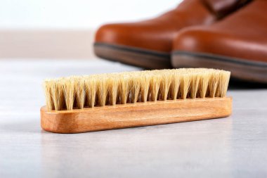 Ayakkabı için fırça. Koruyucu bot kavramı.