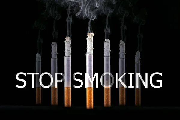 Τσιγάρα Καίγονται Και Υπογράφουν Σταματήστε Κάπνισμα Μαύρο Φόντο Έννοια Καπνιζόντων — Φωτογραφία Αρχείου
