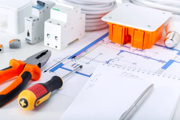 Elektriksel ekipman ve evdeki elektrik sistemlerinin tamiri için aletler. Ev elektriği tamiri planı.