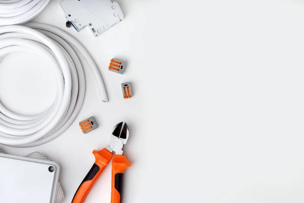 Beyaz arkaplan üzerine metin için alanı olan elektrikli ekipman ve araçlar ile düz yatıyordu.