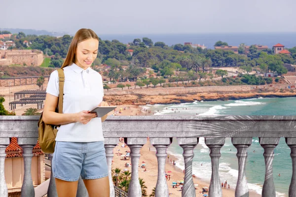 Mujer Joven Turista Utilizando Aplicación Viaje Tableta Ciudad Europea Mujer —  Fotos de Stock