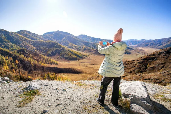 Turista Vrcholu Hory Chytrým Telefonem Žena Užívající Krajinu Podzimních Hor — Stock fotografie
