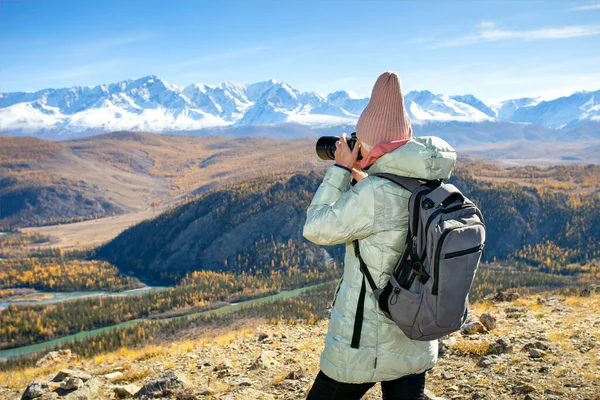 Cestovní Turistka Fotograf Fotografování Videokamerou Nebo Fotoaparát Přírody Krajiny Podzim — Stock fotografie