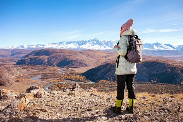 Turistika Žena Batohem Při Pohledu Inspirativní Podzimní Hory — Stock fotografie