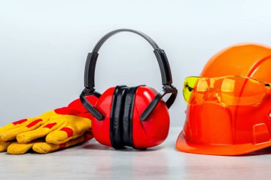 Gri yüzeyde inşaat güvenlik ekipmanları. 