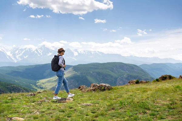 Žena Batohem Turistika Lifestyle Dobrodružství Koncept Kopírovat Prostor — Stock fotografie