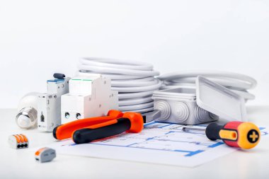 Elektrik şemasında farklı aletler, kablolar ve aletler var. Elektrik bileşenleri.