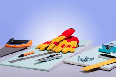 İnşaat ve onarım. Aletler ve eldivenler iş yerinde. Boşluğu kopyala.