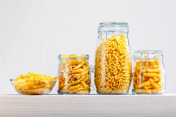 Diferentes Tipos Pasta Frascos Vidrio Grandes Cuenco Mesa Madera —  Fotos de Stock