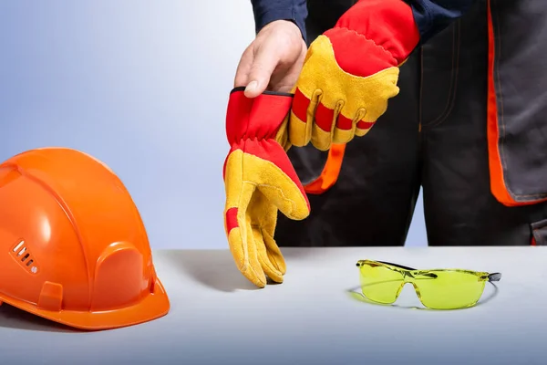 Constructeur Mettre Des Gants Protection Sur Les Mains Construction Sécurité — Photo