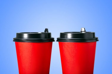 Mavi arka planda kağıt kahve fincanları. İki kahve fincanı..