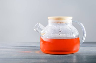 Fotokopi alanı olan bir bardak sıcak aromatik çay..