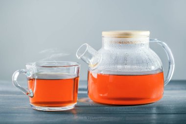 Çay molası zamanı. Cam bardak ve çaydanlık ahşap masada sıcak aromalı çay..