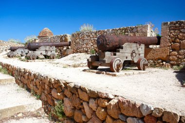 İspanya, Avrupa 'daki eski şehrin kalesinde silahlar. Tarragona 'nın eski kale duvarları.