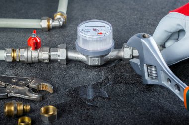 Su sızdıran tesisatçı tamir hattının elleri, yakın görüş. Tesisatı tamir et.