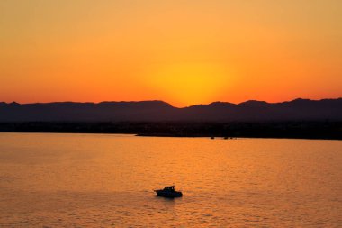  Güzel deniz manzarası, akşam güneşi, seyahat, tatil, tatil ve hobi olarak okyanusta bir siluet..