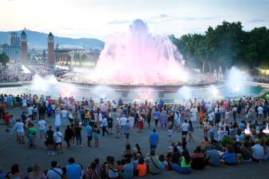 4 Temmuz 2019 Barselona, İspanya. İspanya 'nın Barselona şehrindeki ünlü Sihirli Çeşme ışığı gösterisi..