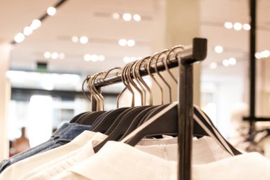 Alışveriş geçmişi. Markette giysiler. Kıyafet Dükkanı Kostüm Mağazası Moda Moda Konsepti