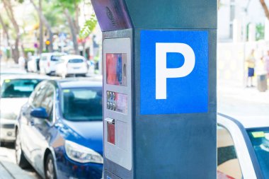 Şehrin caddesindeki parkmetre. Şehir caddesinde bir makine park ediyor..