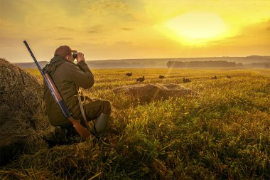 Kuş Avı - Gün batımında Siluet Avcısı.