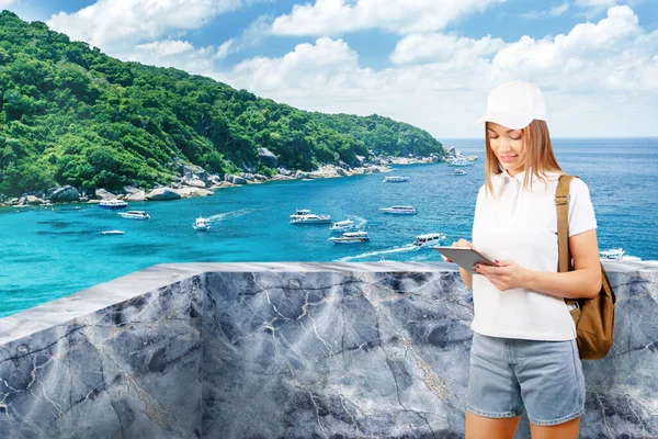 Trabaja Como Freelancer Trópicos Mujer Joven Turista Sombrero Con Tablet —  Fotos de Stock