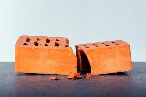 Çubuk tuğla yere düştü. Tehlike Konsepti.