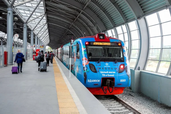 Passeggeri Che Salgono Treno Alla Stazione Mosca Russia Settembre 2020 — Foto Stock