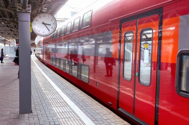 İstasyonda saatli modern tren var. Planladığımız gibi. Modern Şehir Toplu Taşımacılığı.