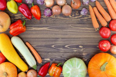 Tahta yüzeyde taze organik sebzeler. Kopyalama alanı olan üst görünüm.