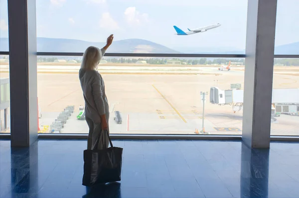 Turystka Machająca Ręką Samolotu Lotnisku Styl Życia Podróży — Zdjęcie stockowe