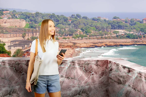 Viajes Turista Feliz Mujer Viajes España Joven Turista Tomando Selfie —  Fotos de Stock