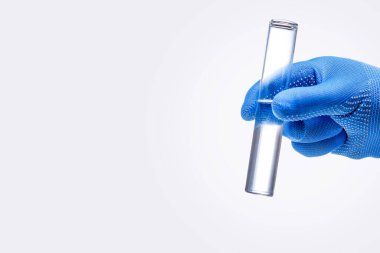 Bilim adamı suyun kalitesini fotokopi alanıyla kontrol ediyor. Su kalitesi kontrol kavramı.