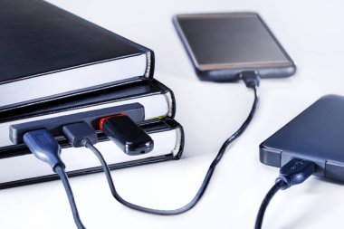 E-öğrenme ve e-kitap konsepti. Alet edevatla kitaplara bağlanan USB kabloyla. Bilgi kavramı.