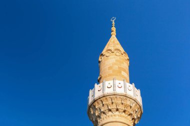 Gökyüzü arkaplanındaki Müslüman camiinin minaresi.