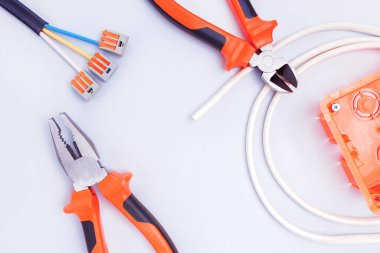 Gri arkaplanda farklı elektrikli araçlar.