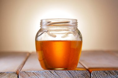 Bal kavanozu kırsal masada. Sağlıklı yiyecek, ilaç, tatlandırıcı ürün..