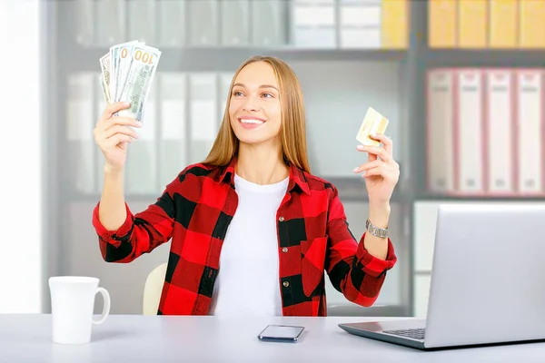 Eine Junge Frau Arbeitsplatz Hält Dollarscheine Und Kreditkarte Der Hand — Stockfoto