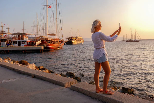 Turista Mujer Tomando Fotos Con Cámara Teléfono Móvil Las Orillas —  Fotos de Stock