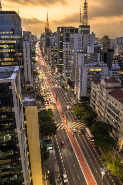 Sao Paulo, Brezilya, 17 Mayıs 2018. Paulista Bulvarı 'nın havadan görünüşü ve geceleri Sao Paulo şehrinin gökyüzü.