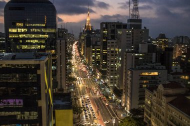 Sao Paulo, Brezilya, 17 Mayıs 2018. Paulista Bulvarı 'nın havadan görünüşü ve geceleri Sao Paulo şehrinin gökyüzü.