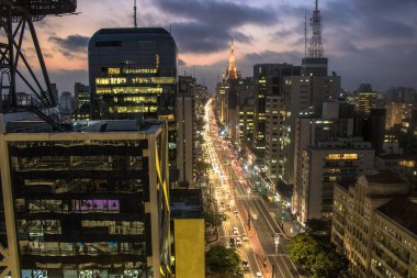 Sao Paulo, Brezilya, 17 Mayıs 2018. Paulista Bulvarı 'nın havadan görünüşü ve geceleri Sao Paulo şehrinin gökyüzü.